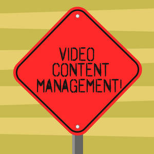 顯示視頻內容管理的文本符號。個人的概念照片評估是對產品的回應, 在彩色紙照片上充滿飲料的飲料杯的頂觀